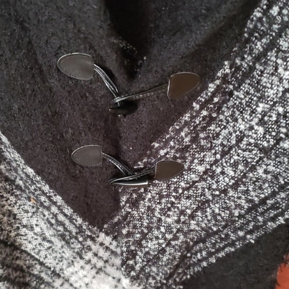 Womans cape - Picture 2 of 4